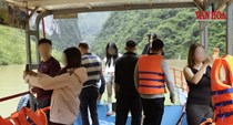 Du khách liều mình cởi áo phao khi tham quan sông Nho Quế mùa mưa lũ