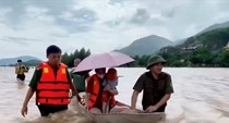 Công an lội nước đưa cháu bé 2 tuổi đi cấp cứu 