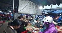 Người dân đổ xô mua hàng tích trữ ứng phó bão số 12