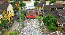 Phố cổ Hội An ngổn ngang rác thải, bùn non sau trận lũ lịch sử