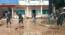 Giúp dân dọn dẹp, khắc phục hậu quả mưa lũ