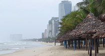 Đà Nẵng tạm dừng hoạt động tắm biển để đảm bảo an toàn trước bão số 13