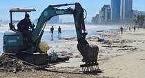 Khẩn trương dọn dẹp bãi biển sau bão số 13, sớm trả lại môi trường du lịch sạch đẹp