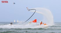 Mãn nhãn màn trình diễn flyboard trên biển Đà Nẵng