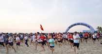 Hàng nghìn người chạy chân trần đón bình minh trên biển Đà Nẵng