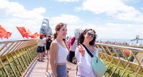 Du khách thích thú check-in Cầu Vàng rợp cờ Tổ quốc