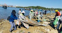 Thu gom, xử lý hơn 15 tấn rác làm sạch bãi biển cửa Sa Cần