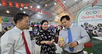 Sản phẩm đặc trưng rừng – biển thu hút người dân và du khách mua sắm