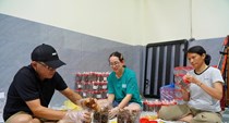 Người dân Quảng Ngãi chế biến cá rim gửi đồng bào vùng lũ ở các tỉnh phía Bắc