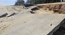 Cận cảnh đường bê tông bị sóng biển tàn phá