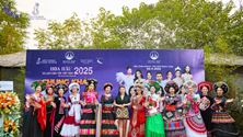 “Hoa hậu Du lịch Dân tộc Việt Nam 2025” gây ấn tượng khi trình diễn thời trang trên cầu kính dài nhất thế giới ở Mộc Châu