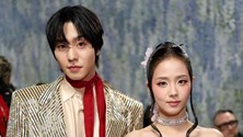 Mỹ nam cao 1m88 kiên nhẫn chờ Jisoo chụp hình chung ở Met Gala là ngoại lệ 11 năm mới có lại của Hàn Quốc