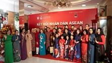 Đoàn ngoại giao ASEAN xem trình diễn áo dài, khám phá văn hóa Châu Ro