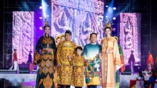 Nhà thiết kế Việt Hùng đưa văn hóa Chăm Pa lên áo dài