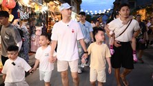 Các bố con bất ngờ phải mưu sinh ở Hội An