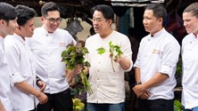 Chef Peter Cường Franklin hướng dẫn đầu bếp nâng tầm bún riêu theo phong cách Michelin