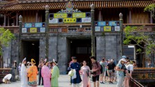 Dự kiến đón gần 700.000 lượt khách dịp lễ, Huế công bố đường dây nóng hỗ trợ du khách 
