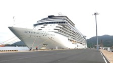 Khánh Hòa đón tàu biển Seven Seas Voyager với 700 du khách quốc tế