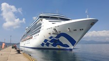 Tàu Coral Princess chở 1.800 khách quốc tế cập cảng Cam Ranh