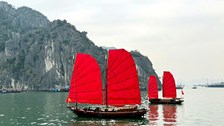 “Cánh buồm đỏ thắm” trên vịnh Hạ Long “gây sốt”