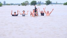 Cuối tuần nhộn nhịp tắm đồng ở vùng biên giới Hồng Ngự