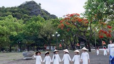 Những du khách nhí “xông đất” Cố đô Hoa Lư ngày Quốc tế Thiếu nhi