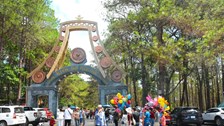  Gia Lai: Phố núi Pleiku nhộn nhịp khách tham quan dịp lễ