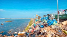 Dọn sạch Cổng Tò Vò, giữ hình ảnh đẹp cho du lịch đảo Lý Sơn