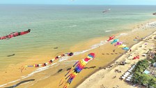 Sầm Sơn có gì mà bầu trời kín diều?