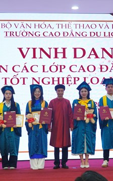 Trao bằng tốt nghiệp và kết nối hơn 4.000 cơ hội việc làm cho sinh viên du lịch 
