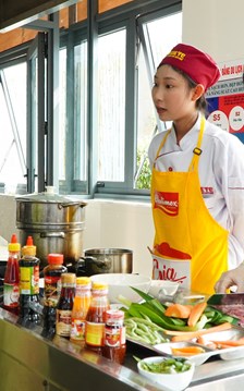 Sinh viên Cao đẳng Du lịch Huế trổ tài chế biến món ngon
