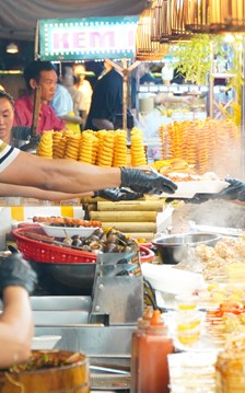 Thưởng thức món ngon tại Ngày hội Văn hóa Ẩm thực Huế