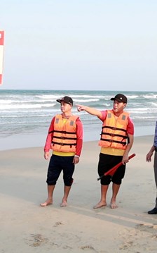 Hút khách mùa nóng, biển Mỹ Khê lo thiếu cứu hộ