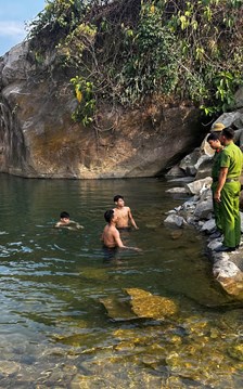 Tăng cường cảnh báo an toàn tại các điểm suối, hồ miền núi mùa du lịch