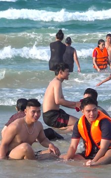 Bãi biển Châu Tân trở thành điểm đến hút khách dịp lễ 
