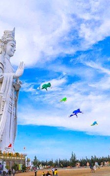 Rực rỡ sắc màu diều nghệ thuật bên chùa Minh Đức