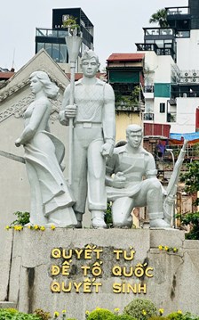 Du khách check-in bên Tượng đài “Quyết tử để Tổ quốc quyết sinh” 