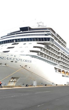Khánh Hòa đón tàu biển Seven Seas Voyager với 700 du khách quốc tế