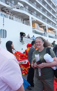 Tàu biển Seven Seas Explorer đưa 800 du khách quốc tế cập cảng Cam Ranh