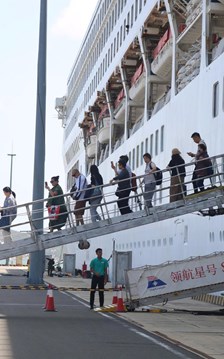 Tàu biển Star Voyager đưa 1.600 du khách quốc tế cập cảng Cam Ranh