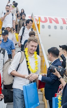 Khánh Hòa: Đón chuyến bay thẳng đầu tiên Phú Quốc – Nha Trang trong ngày hội non sông