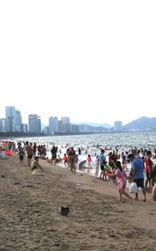 Khánh Hòa: Du lịch biển đảo “bùng nổ”, nhiều khách sạn “cháy phòng” dịp lễ 30.4 và 1.5