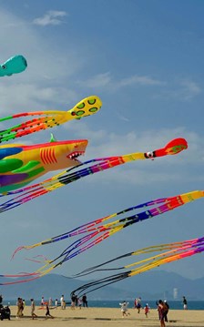 Đông đảo du khách trải nghiệm Lễ hội diều khổng lồ bên bờ biển Nha Trang