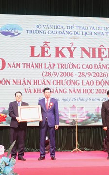 Trường CĐDL Nha Trang đón nhận Huân chương Lao động hạng Nhất