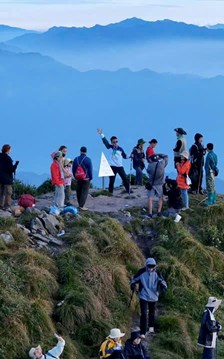 Chinh phục Lùng Cúng: Bắt đầu từ nhịp sống bản Mông