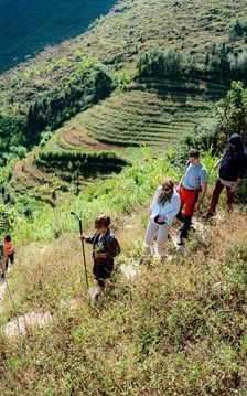 Đừng nhìn khách du lịch “Tây ba lô” qua ví tiền