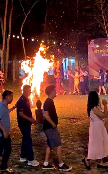 Hát dưới ánh trăng tan ở A Lưới