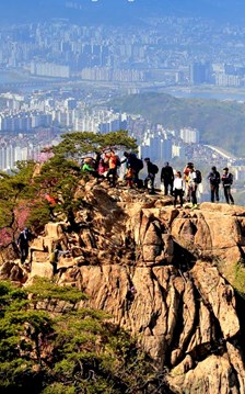 Giới trẻ Hàn Quốc rồng rắn lên núi cầu may sau câu nói của thầy phong thuỷ