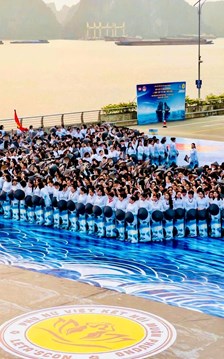 Áo dài Việt Nam tạo thành màn trình diễn kỷ lục bên bờ vịnh Hạ Long