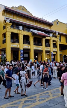 Quảng Ninh “vào guồng” đón dòng khách lớn